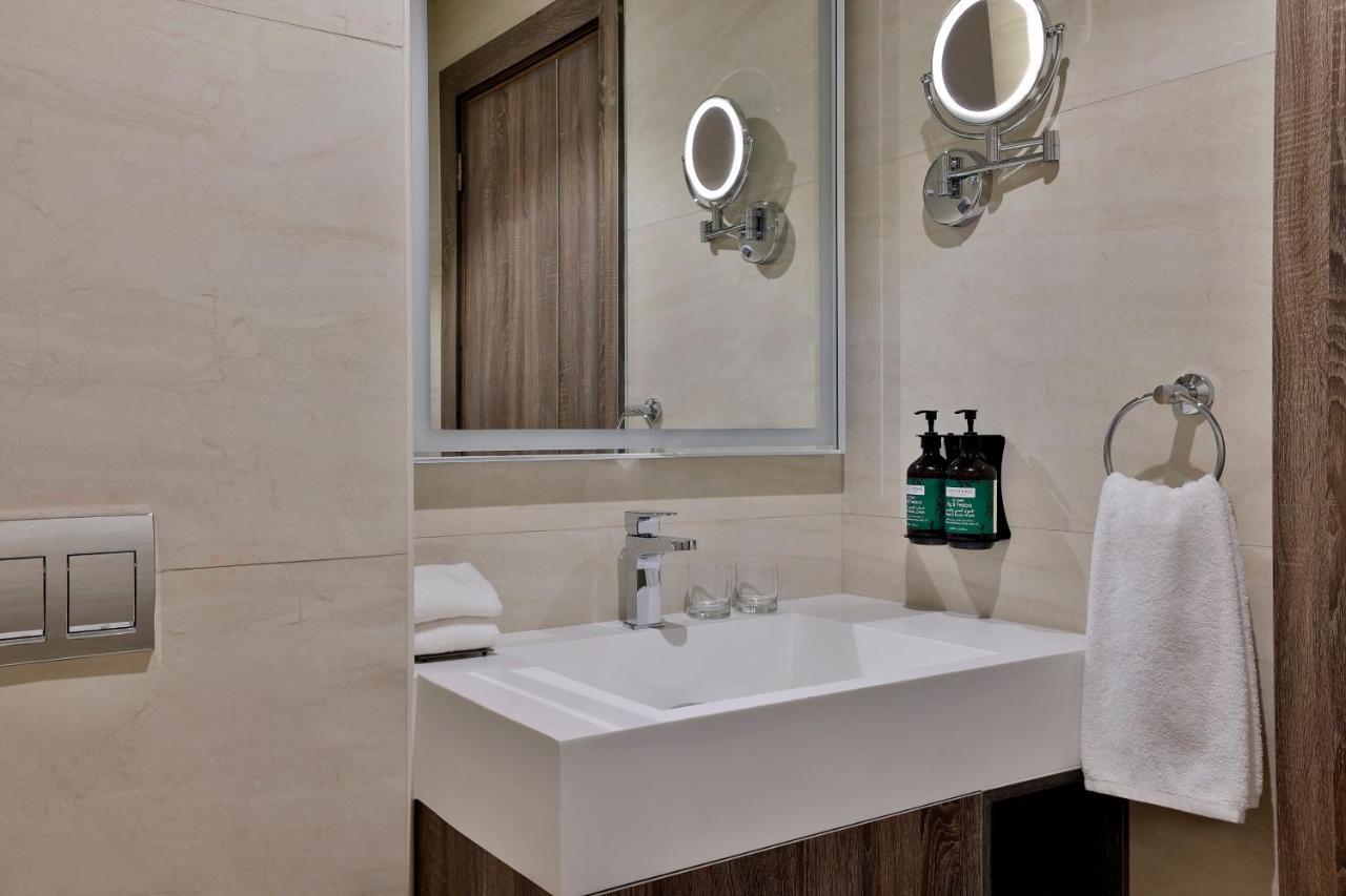 Voco Al Khobar By Ihg Hotel Exterior photo Bathroom